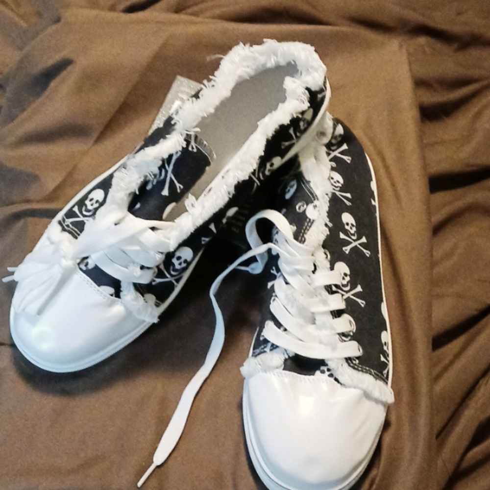 Skull & Crossbones Design Sneakers